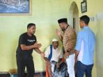 Anggota-DPRA-Dek-Fan-saat-berada-di-kediaman-korban-meninggal-dikeroyok-di-Malaysia.jpg