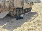 Anjing-tampak-berlindung-di-bawah-kendaraan-lapis-baja-Tentara-Israel-di-Jalur-Gaza.jpg