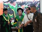 Armaya-Rosa-didampingi-sang-ayah-dan-Rektor.jpg