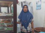 Asia-Wulandari-saat-berada-di-warung-nasi-miliknya-di-Desa-PandianKabupaten-Sumenep.jpg