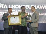 Awards-ke-Ketua-PMI-Kota-Lhokseumawe.jpg