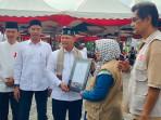 Ayahwa-menyerahkan-donasi-kemanusiaan-sebesar-Rp-162-juta.jpg