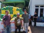 3,5 Ton Beras SPHP Ludes Diserbu Warga Darul Imarah, Rp60 Ribu Per Sak 5 Kg