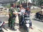 Babinsa-Koramil-09Trumon-Tengah-bagikan-brosur-pendaftaran-Bintara.jpg