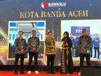 Bawaslu-Banda-Aceh-Terima-Penghargaan.jpg