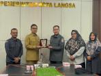 Bawaslu-Kota-Langsa-menyerahkan-plakat-kepada-Wali-Kota-Langsa.jpg