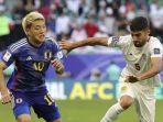 Bek-Iran-Milad-Mohammadi-berlari-melewati-pemain-Jepang-Ritsu-Doan-di-Piala-Asia-2023.jpg