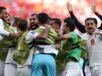 Bek-Timnas-Iran-Roozbeh-Cheshmi-melakukan-selebrasi-bersama-rekannya-usai-mencetak-gol.jpg
