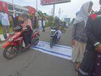 Bendera-Israel-dibentang-di-jalan-saat-aksi-bela-Pelestina.jpg