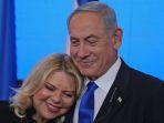 Benjamin-Netanyahu-memeluk-istrinya-Sara-Netanyahu.jpg