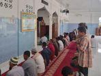 Berkunjung-Ke-Setia-Bakti_Bupati-Aceh-Jaya-Safwandi-Jadi-Imam-Shalat.jpg