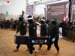 Brigade-Al-Qassam-membawa-salah-satu-peti-mati-dari-empat-jenazah-sandera-Israel.jpg