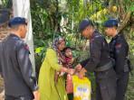 Brimob Batalyon C Pelopor Bantu Sembako untuk Warga Miskin di Nagan Raya