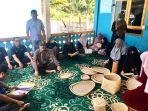 Buka-Akses-Pemasaran-Anyaman-dari-Pohon-Bemban-Prodi-Manajemen-FEB-USK-Laksanakan-PKM-di-Lamgirek.jpg