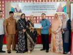 Bunda-PAUD-Aceh-Timur-Ny-Lismawani-Iskandar-serahkan-piagam.jpg