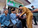 Bupati-Aceh-Barat-Tarmizi-SP-menyerahkan-bantuan-kepada-masyarakat-fakir-miskin.jpg