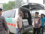 Bupati-Aceh-Barat-Tarmizi-SP-saat-berdialog-langsung-dengan-para-sopir-mobil-ambulans.jpg