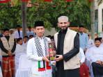 Bupati-Aceh-Barat-memberikan-cinderamata-kepada-salah-satu-ulama-asal-Palestina-Syekh-Saib.jpg