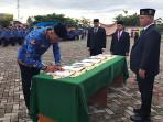 Bupati-Aceh-Utara-Ismail-A-Jalil-SE-MM-memperhatikan-PPPK-meneken-berita.jpg
