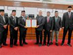 Bupati-Muharram-foto-bareng-di-Ruang-Rapat-Paripurna-DPRK.jpg