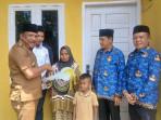 Bupati-Mukhlis-serahkan-kunci-rumah-bantuan-kepada-Hanafiah.jpg