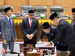 Bupati-Pidie-Sarjani-Abdullah-menandatangai-dokumen-APBK-P-2025-di-Gedung-DPRK-Pidie.jpg