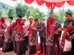 Bupati-Safaruddin-salaman-dengan-peserta-MTQ-sebelum-pelepasan-ke-Pidie-Jaya.jpg