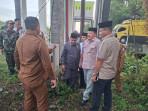 Bupati-TR-Keumangan-bersama-Ketua-DPRK-Mohd-Rizki-Ramadhan-saat-mengecek-patok-batas.jpg