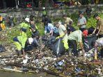 Bupati-Tarmizi-bersihkan-sampah-saat-Mayday.jpg