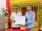 Bupati-dan-Kepala-BPJS-Ketenagakerjaan-Cabang-Meulaboh-memperlihatkan-dokumen-MoU.jpg