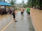 Camat-Babahrot-Idris-meninjau-langsung-kondisi-banjir.jpg