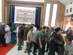 Camat-Karangbaru-Fakhrurrazi-Syamsuar-memeluk-mantan-datok-penghulu.jpg