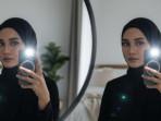 Cara-membuat-foto-wanita-biasa-menjadi-keren-bak-mirror-selfie-dengan-flash.jpg