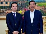 Chen-Zhi-berdiri-bersama-Perdana-Menteri-Kamboja-saat-itu-Hun-Sen-pada-20-Juli-2020.jpg