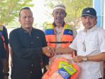 DKP-Aceh-menyerahkan-pelampung-untuk-nelayan-Aceh-Timur.jpg