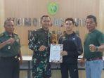 Dandim-0103-Aceh-Utara-menyerahkan-piagam-penghargaan-pada-Atlet-STC.jpg