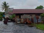 Dapur-rumah-penduduk-Pulo-Sarok-ambruk-terkena-banjir-Kamis-9112023.jpg
