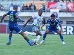 David-da-Silva-mengoper-bola-ke-Daisuke-Sato-dalam-laga-Persib-Bandung-vs-Bali-United.jpg