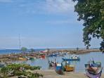 Deretan-perahu-nelayan-berwarna-warni-bersandar-di-tepi-pantai-Balai-Pasi-Sabang.jpg