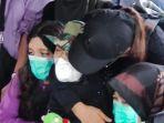 Devnisa-Putri-terlihat-menangis-saat-pemakaman-keempat-jenazah-anak-kandungnya.jpg