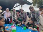 Dini-Imran-bersama-Tim-dokter-RS-Arun-menyaksikan-demonstrasi-menyikat-Gigi-anak.jpg