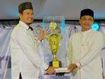 Direktur-Madrasah-Aliyah-Ruhul-Islam-Anak-Bangsa-Terima-Piala-Muqas-2023.jpg
