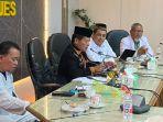 Direktur-RSJ-Aceh-dr-Hanif-4-dari-kiri-hadir-dalam-rapat.jpg