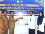 Disdukcapil-Aceh-Selatan-menyerahkan-piagam-penghargaan-ke-MS.jpg