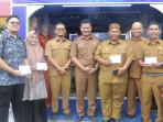 Diskominsa-serahkan-hadiah-juara-lomba-fotografi.jpg