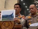 Divisi-Humas-Polri-Brigjen-Ahmad-Ramadhan-menunjukkan-gambar-pesawat-Polri-jenis-Boeing-737-800-NG.jpg