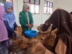 Dosen-FKIP-Kenalkan-Pelajar-SMPN-Lhokseumawe-Inovasi-Sabut-Kelapa.jpg