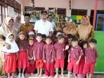 Dr-Musriadi-foto-bersama-dengan-guru-dan-murid-PAUD.jpg