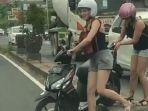 Dua-orang-turis-asing-melanggar-lalu-lintas-saat-naik-motor-di-Bali.jpg