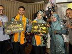 Dua-siswa-SMAN-1-Pijay-memperlihatkan-tropi-juara-Duta-Pelajar-Kamtibas.jpg